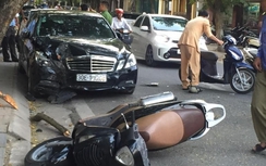 Giao thông 24h: Ô tô khách đâm xe biển xanh, Mercedes tông liên hoàn