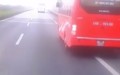 Xe liều lĩnh đổ khách trên cao tốc Hà Nội - Thái Nguyên