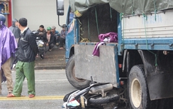 Xe máy chui hông xe tải, một phụ nữ nhập viện cấp cứu