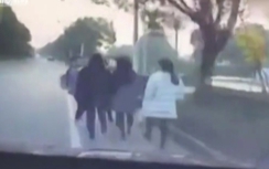 Kinh hoàng ôtô lao thẳng vào nhóm 7 nữ sinh