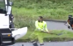 Va chạm giao thông, giải quyết bằng... xẻng