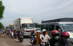 Container lao xuống ruộng lật ngang, ùn tắc giao thông trên QL1