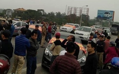 Người dân tụ tập phản đối thu phí ở cầu Bến Thủy cũ