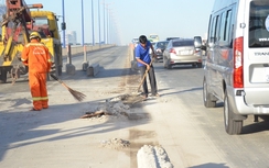 Xe container húc văng dải phân cách cầu Sài Gòn