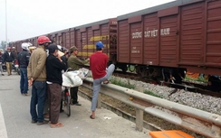 Giao thông 24h: Container húc dải phân cách, mất mạng khi nghe điện thoại