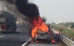 Video: Ô tô cháy trơ khung trên cao tốc Hà Nội - Hải Phòng