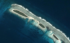 Công trình phi pháp của Trung Quốc trên Biển Đông bị bão thổi bay