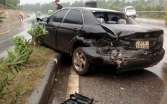 Giao thông 24h:Xe máy tông ô tô, xế hộp nằm trên dải phân cách