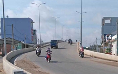 Hệ thống đèn trên cầu âu tàu Rạch Chanh được chiếu sáng