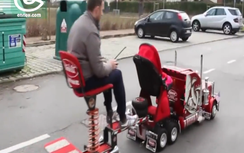 Ông bố chế tạo xe nôi không giống ai để đưa con đi chơi