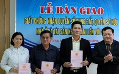 Trao sổ đỏ cho hộ chung cư thu nhập thấp đầu tiên Đà Nẵng