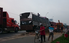 Xe tải đâm dải phân cách, 2 người trọng thương