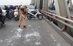 CSGT Hà Nội tay không dọn kính vỡ sau va chạm giao thông