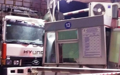 Xe tải lao thẳng vào quầy soát vé trạm thu phí cầu Đồng Nai