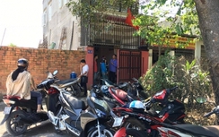 Chở con đi học về, chồng phát hiện vợ treo cổ trong nhà