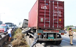 Xe container mất lái cày nát 20m thanh chắn cầu