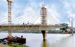 Hợp long cầu vượt sông Trà Lý sau 26 tháng thi công