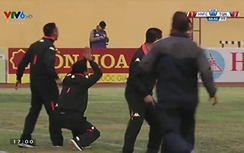 Ban huấn luyện Hà Nội FC vái lạy trọng tài Vũ Minh Trí
