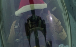 Phi công Mỹ hóa ông già Noel lái máy bay nhả đạn diệt IS