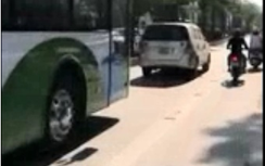 Cận cảnh ô tô con ngang nhiên lấn làn, chặn đầu buýt nhanh BRT