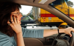 Nghe điện thoại khi lái xe bị phạt tới 800.000 đồng
