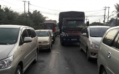 Xe đổ về TP.HCM sau nghỉ lễ, QL1 qua Tiền Giang ùn tắc