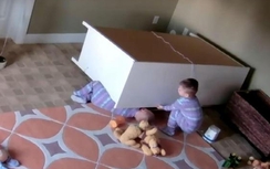 Thót tim cảnh bé hai tuổi cứu em bị tủ đè