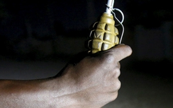 Từ chối lời cầu hôn, hai chị em bị ném lựu đạn