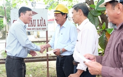 Mang Tết sớm đến với nhân viên gác chắn đường sắt