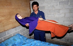 Cô gái mắc bệnh lạ cơ thể hoá đá