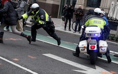 Clip choảng nhau như phim chưởng ngày ông Trump nhậm chức