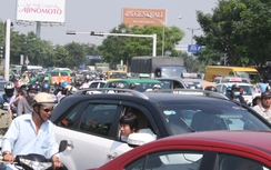 Trưa 24 Tết, sân bay Tân Sơn Nhất kẹt xe 1 chiều