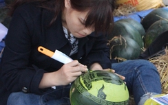 Độc đáo dưa hấu tạc khắc hình gà chơi Tết