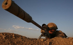 Xạ thủ Anh bắn chết 3 tên khủng bố IS bằng 1 phát đạn