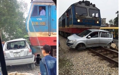 Cắt đầu tàu hỏa, ô tô bị ủi đi hàng trăm mét