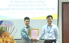 Trao thư khen của Bộ trưởng đến nhân viên hàng không