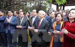 Tổng Bí thư đi xe buýt, bách bộ quanh hồ Gươm