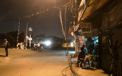 Tàu hỏa kéo gãy cột điện, nhiều người chạy thục mạng