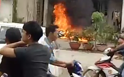 Giận vợ, chồng lôi 2 xe máy đốt cháy trụi