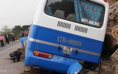 Xe khách va vách núi: Danh tính nạn nhân tử vong, tài xế