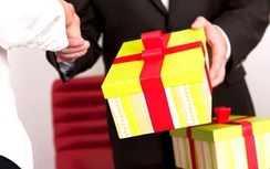 Mùng 1 Tết vẫn có tin tố giác biếu quà