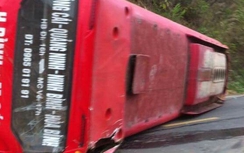 Xe khách giường nằm lật ngang dốc Cun, tài xế bị thương nhẹ