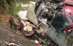 Xe container tan nát vì mất lái, lao xuống dốc đê