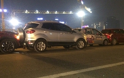 Hà Nội: 4 ô tô dính chặt nhau trên đường vành đai 3