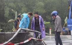 Xe khách 45 chỗ HAECO đâm gục trụ điện chiếu sáng QL1