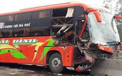 Tránh xe container, xe khách lao lên dải phân cách, hành khách kêu cứu