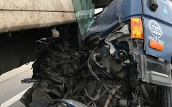 Rúc đuôi xe tải, xe cứu hộ nát đầu trên đường trên cao