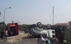 Xe cứu hỏa xịt nước “cứu” container lật ngửa khi cua gấp