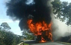 Lâm Đồng: Xe giường nằm cháy rụi trên đèo Phú Sơn