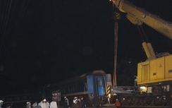 Cận cảnh cẩu và sửa đường ray vụ lật tàu tại Huế
